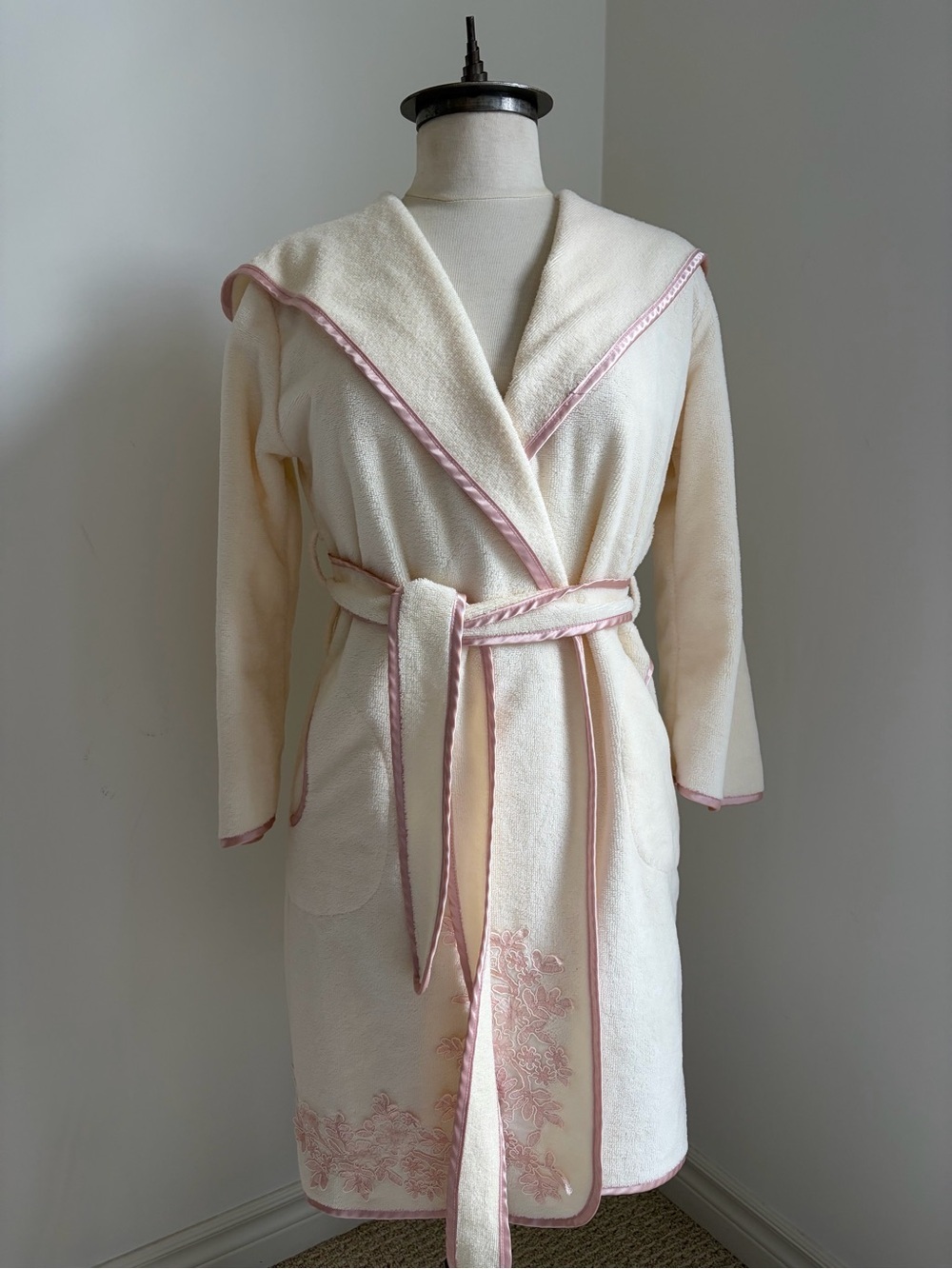NUSA Cream & Pink Embroidered Hooded Robe - Bamboo Blend - SIZE S⁠
